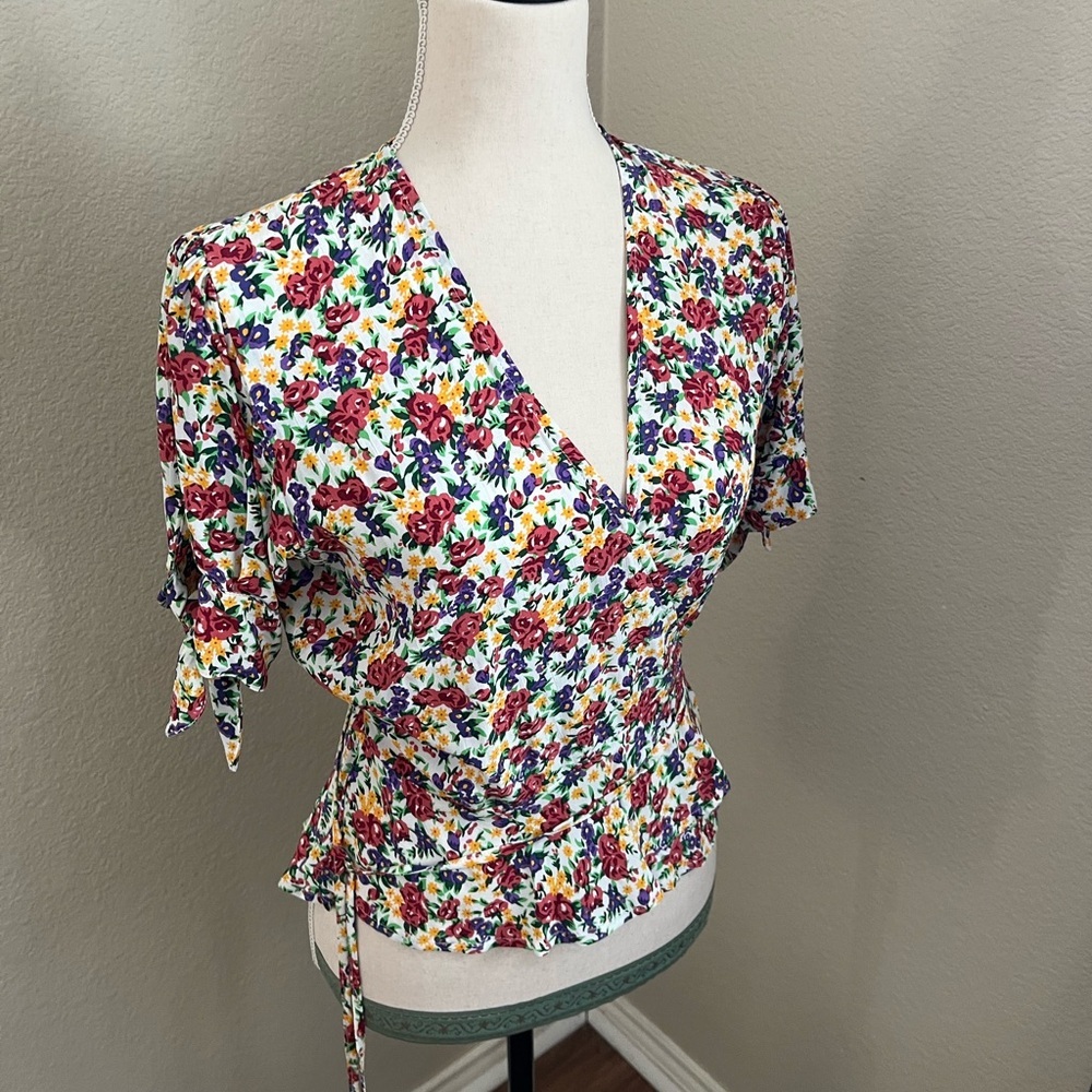 Faithful the Brand Lucy Floral Wrap Top Small NWOT - Picture 2 of 4